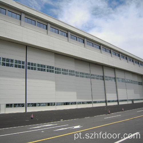 Porta de hangar flexível no estacionamento